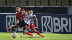 Di awal pertandingan, kekuatan dua tim terlihat berimbang. Perlahan tapi pasti, Persija mulai mengambil alih permainan di pertengahan babak pertama. Namun serangan yang dibangun masih sering mentah. (Bola.com/Bagaskara Lazuardi)