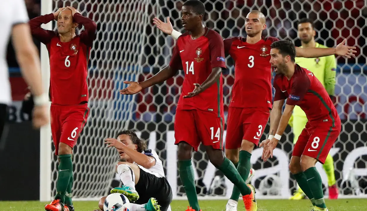 Sejumlah pemain Portugal melakukan protes saat pertandingan lanjutan piala Eropa 2016 grup F di Parc des Princes, Prancis, (19/6). Portugal bermain imbang 0-0 dengan Austria. (REUTERS/Christian Hartmann)