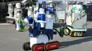 Sebuah unit robot dikendalikan dari jarak jauh untuk menghilangkan kontaminasi nuklir saat demonstrasi di Chiba (16/12). Robot dikembangkan untuk pembangkit nuklir Fukushima yang mengalami krisis sejak Tsunami. (AFP/Toru Yamanaka)