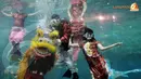 Sebuah barongsai juga ikut meramaikan atraksi bawah laut dalam perayaan Imlek di Underwater Theater, Ancol Jakarta (Liputan6.com/Andrian M Tunay).