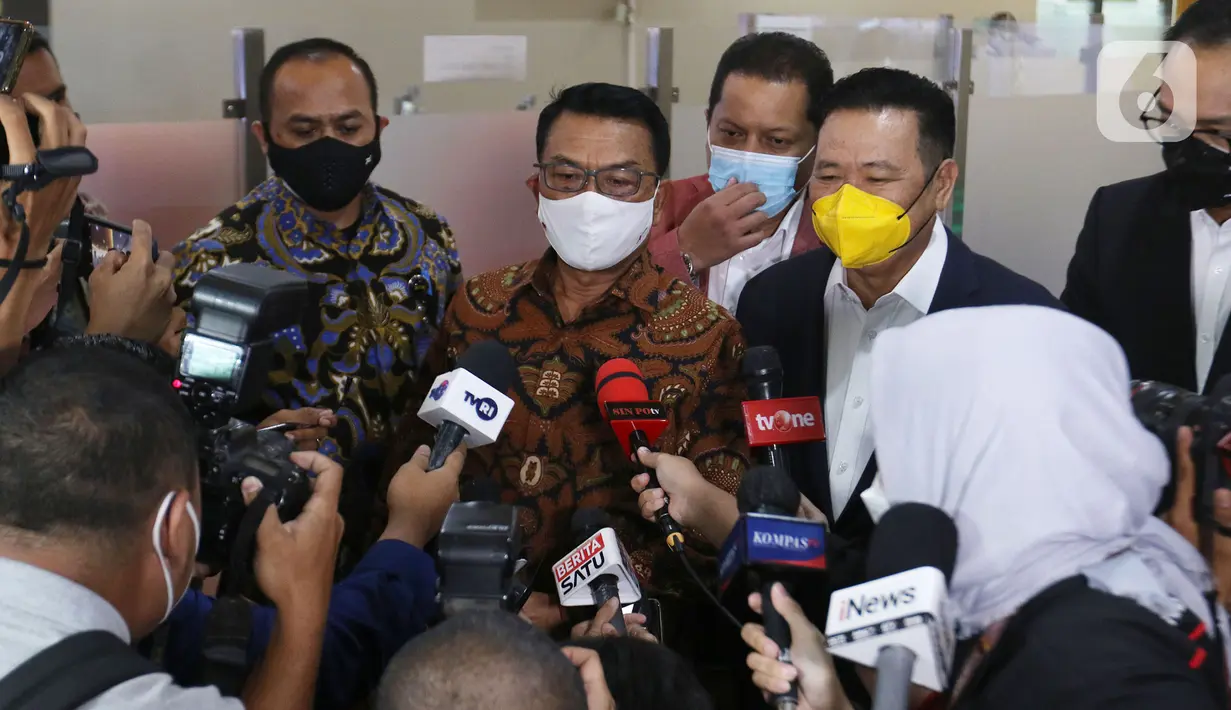 Kepala Staf Presiden (KSP) Moeldoko memberikan keterangan usai menjalani pemeriksaan di Bareskrim, Mabes Polri, Jakarta, Selasa (12/10/2021).Sebelumnya, Moeldoko melaporkan peneliti ICW yaitu Egi Primayogha dan Miftah atas dugaan pencemaran nama baik terhadap dirinya. (Liputan6.com/Herman Zakharia)