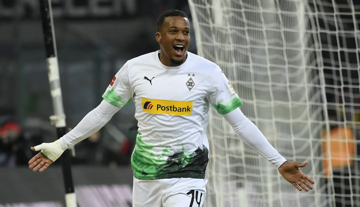 4. Alassane Plea (5 gol) - Bomber berusia 27 tahun ini tampil mengejutkan bersama Borussia Monchengladbach di fase grup Liga Champions musim ini. Alassane Plea menjadi bomber mematikan dan telah mengoleksi lima gol dari lima laganya bersama Borussia Monchengladbach. (AFP/Ina Fassbender)