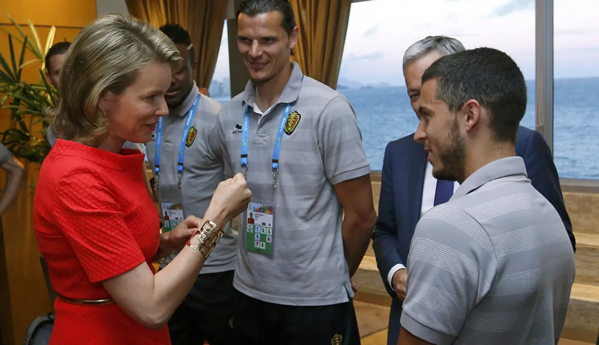 Ratu Belgia, Mathilde (kiri) berbincang akrab dengan Daniel van Buyten dan Eden Hazard (kanan) saat mengunjungi markas pemain tim berjuluk The Rode Duivels di Brasil, (23/6/2014). (REUTERS/Yves Herman)