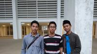 Ketiga suporter Timnas Indonesia dari Jawa Timur, yakni Wildan Alan (kiri), Yusuf Farhan (tengah), dan Azka Nada. (Bola.com/Muhammad Ivan Rida)