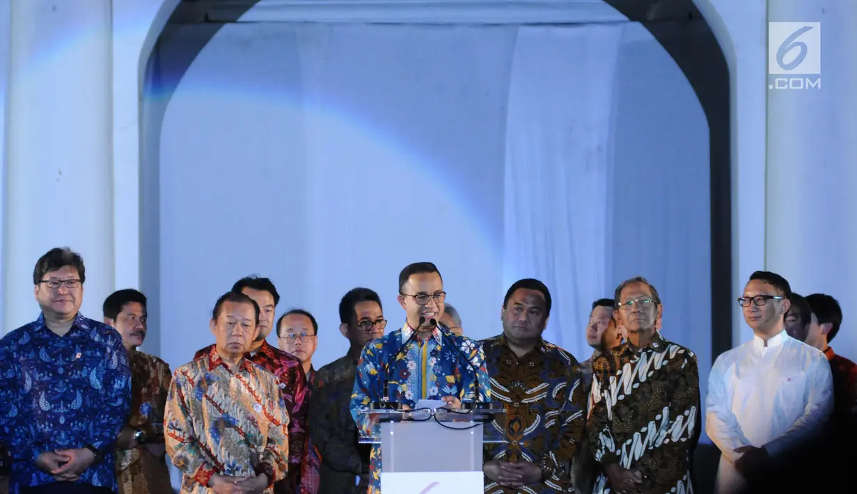 Gubernur DKI Jakarta Anies Baswedan (tengah) memberi sambutan saat menghadiri pembukaan perayaan 60 tahun hubungan diplomatik Indonesia-Jepang di area Museum Fatahillah, Jakarta, Jumat (19/1). (Liputan6.com/Helmi Fithriansyah)