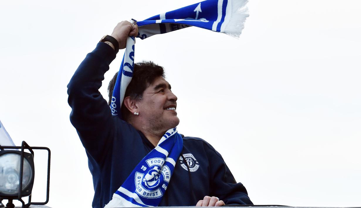 Legenda Argentina, Diego Maradona setibanya di stadion di Brest, Senin (16/7). Diego Maradona mengunjungi Belarus untuk pertama kalinya setelah menjadi presiden klub sepak bola, Dinamo Brest. (AFP PHOTO / Sergei GAPON)