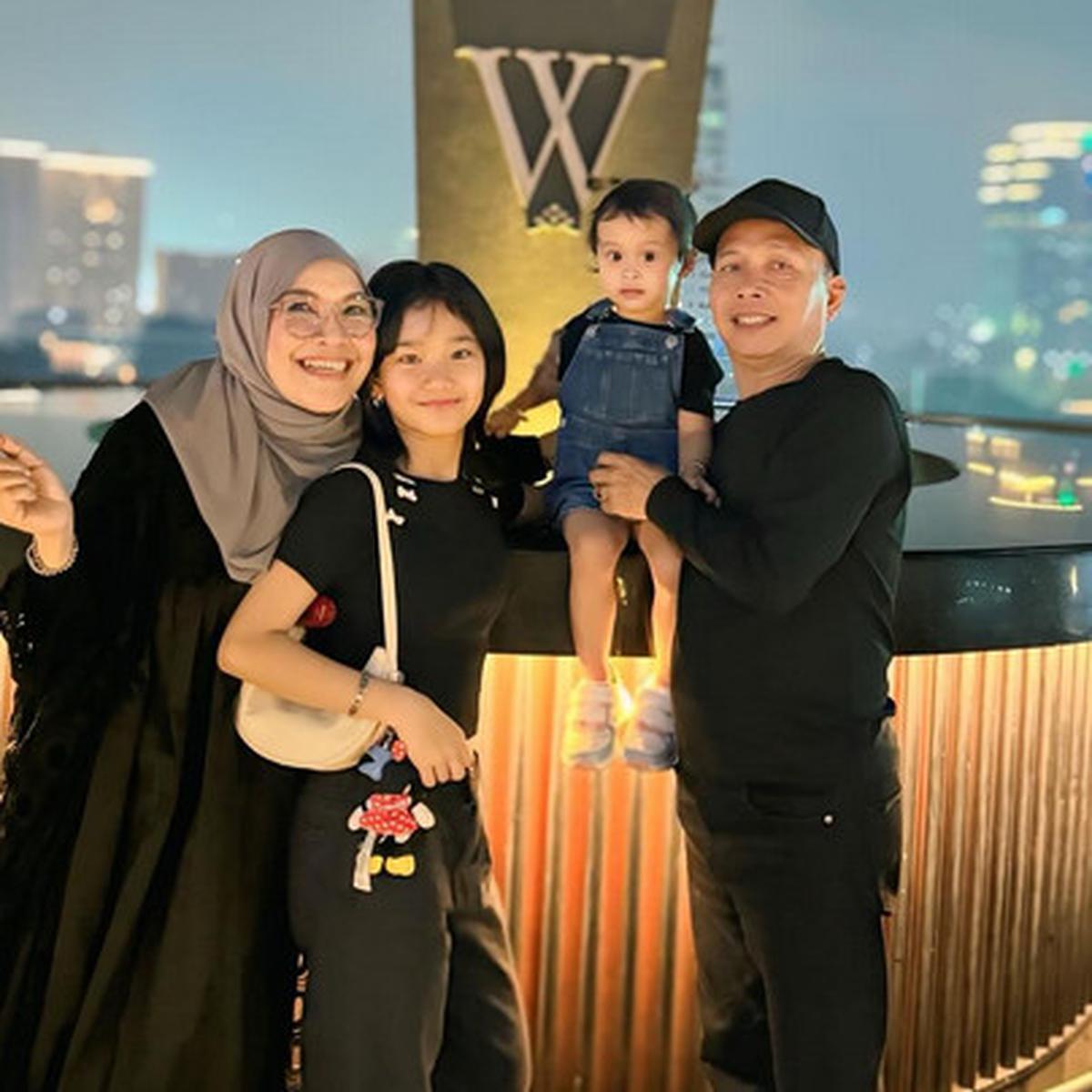 Potret Perayaan Ultah Ayah Ojak di Restoran Mewah, Kompak Pakai Baju Hitam - Penampilan Bilqis Jadi Sorotan