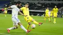 Gelandang Real Madrid Isco menembak ke gawang tetapi dihadang bek Villarreal Alberto Moreno pada jornada ketujuh La Liga Spanyol di Santiago Bernabeu, Minggu (26/9/2021) dini hari WIB. Real Madrid hanya mampu bermain imbang tanpa gol kala menjamu Villarreal. (AP Photo/Manu Fernandez)