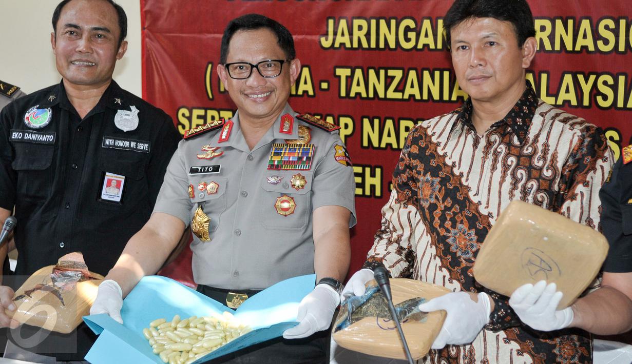 Kapolri Jenderal Pol Tito Karnavian memperlihatkan barang bukti saat rilis pengungkapan narkoba di RS Polri Jakarta, Jumat (6/1). Dittipidnarkoba Bareskrim bersama Bea Cukai membongkar sindikat narkoba jaringan internasional. (Liputan6.com/Yoppy Renato)