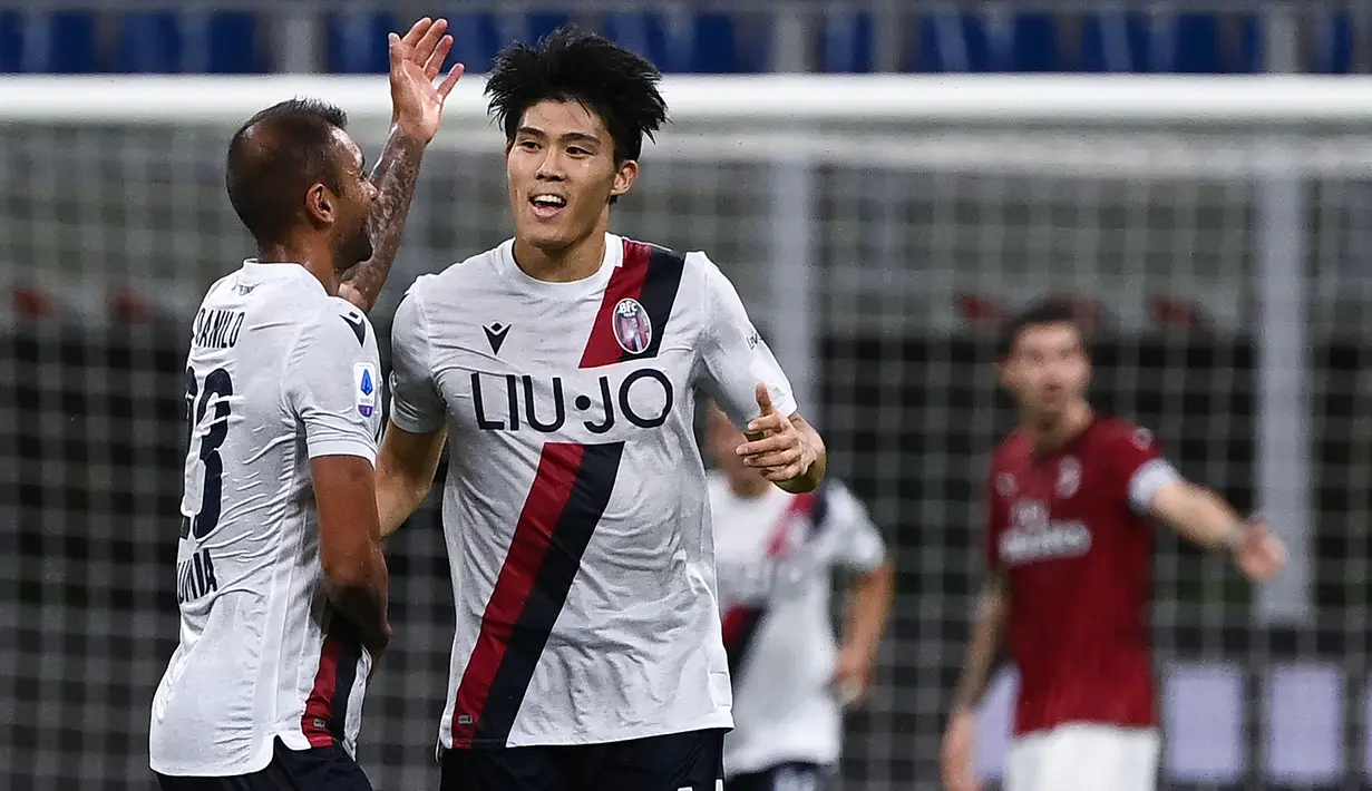 Takehiro Tomiyasu lalu memutuskan hijrah ke Sint-Truiden di Belgia pada 2017/2018, sebelum membela Bologna di Italia mulai 2019/2020 hingga tengah musim 2021/2022, dan kini bermain untuk Arsenal di Premier League sejak awal musim 2021/2022. (AFP/Marco Bertorello)