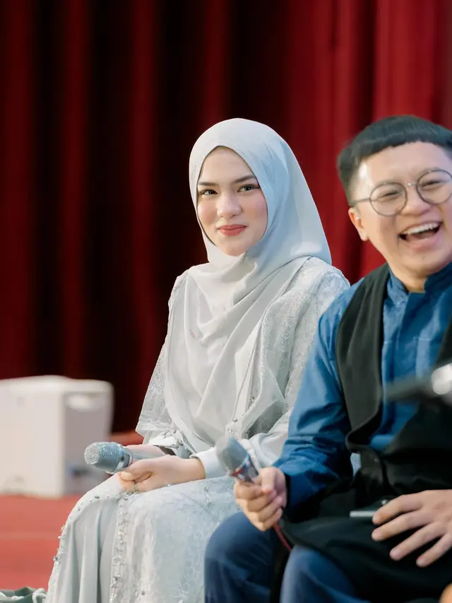 7 Potret Menawan Davina Karamoy jadi Host Kajian Ini Jadi Pusat Perhatian