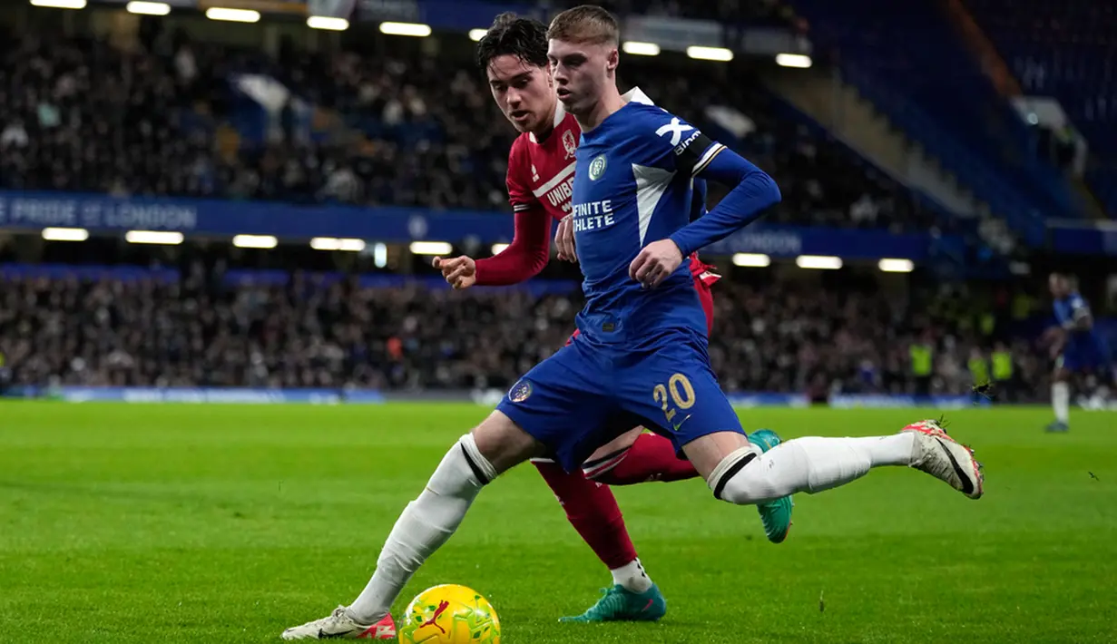 Berambisi mengejar ketinggalan agregat, di depan pendukungnya sendiri Chelsea bermain sangat agresif. Mereka sudah membuka keunggulan pada menit ke-15 berkat gol bunuh diri Jonathan Howson. (AP Photo/Kin Cheung)