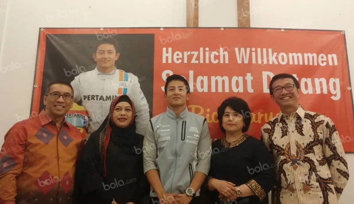 Pebalap Manor Racing asal Indonesia, Rio Haryanto, berfoto bersama Duta Besar RI untuk Austria, Rachmat Budiman, saat acara meet and greet di Kantor KBRI Wina, Austria, Selasa (28/6/2016). (Bola.com/Reza Khomaini)