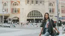 Jessica Mila tampak bahagia menikmati suasana di pusat Kota Melbourne. Berpose di depan stasiun Flinder yang ikonik, Jessica bergaya santai dengan jeans dan sepatu hitam. (Liputan6.com/IG/@jscmila)