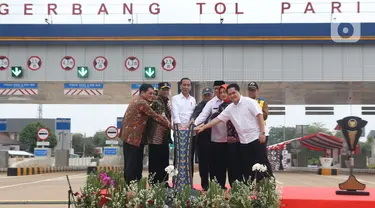 Presiden Joko Widodo (ketiga kiri) didampingi sejumlah menteri meresmikan  Tol JORR II ruas Kunciran-Serpong, Tangerang Selatan, Jumat (6/12/2019). Setelah peresmian, ruas tol sepanjang 11,1 km tersebut siap digunakan oleh masyarakat jelang Natal 2019 dan Tahun Baru 2020. (Liputan6.com/Angga Yuniar)