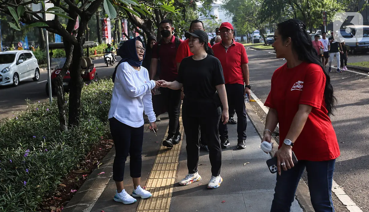 Ketua DPR RI Puan Maharani bersama sejumlah Anggota Fraksi PDI Perjuangan berolahraga di Kawasan Gelora Bung Karno (GBK), Jakarta, Minggu (18/6/2023). (Liputan6.com/Johan Tallo)