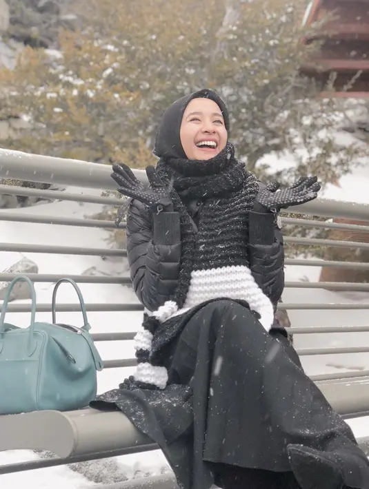 Gaya OOTD wanita 33 tahun ini juga bisa dijadikan inspirasi. Mengenakan setelan hitam dan hijab senada, gayanya pun mudah ditiru. Meski busana berwarna hitam, Laudya Cynthia terlihat anggun. (Liputan6.com/IG/@laudyacynthiabella)