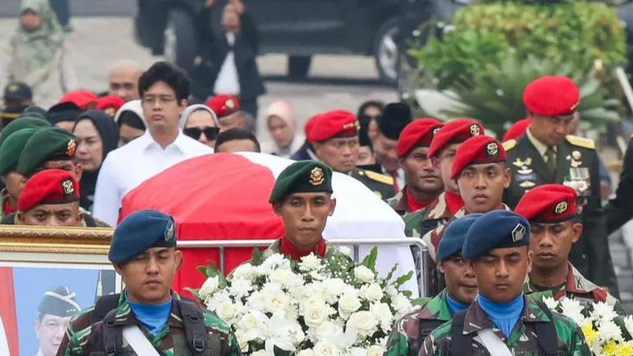 FOTO: Momen Upacara Militer Pemakaman Letjen TNI Doni Monardo di Taman Makam Pahlawan Kalibata