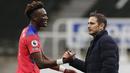 Pelatih Chelsea, Frank Lampard, memberikan selamat kepada Tammy Abraham usai menghadapi Newcastle United pada laga lanjutan Liga Inggris di St James Park, Sabtu (21/11/2020) malam WIB. Chelsea menang 2-0 atas Newcastle United. (AFP/Lee Smith/pool)
