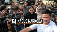 Artis Denada membesuk mantan suaminya, Jerry Aurum di Polres Jakarta Barat. Bertemu Denada Jerry menangis. Jerry Aurum Ditangkap polisi karena terlibat narkoba.