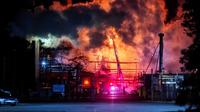 Api membubung dari kilang Chevron di El Segundo, California, Kamis, 2 Oktober 2025. (Foto AP/Ethan Swope)