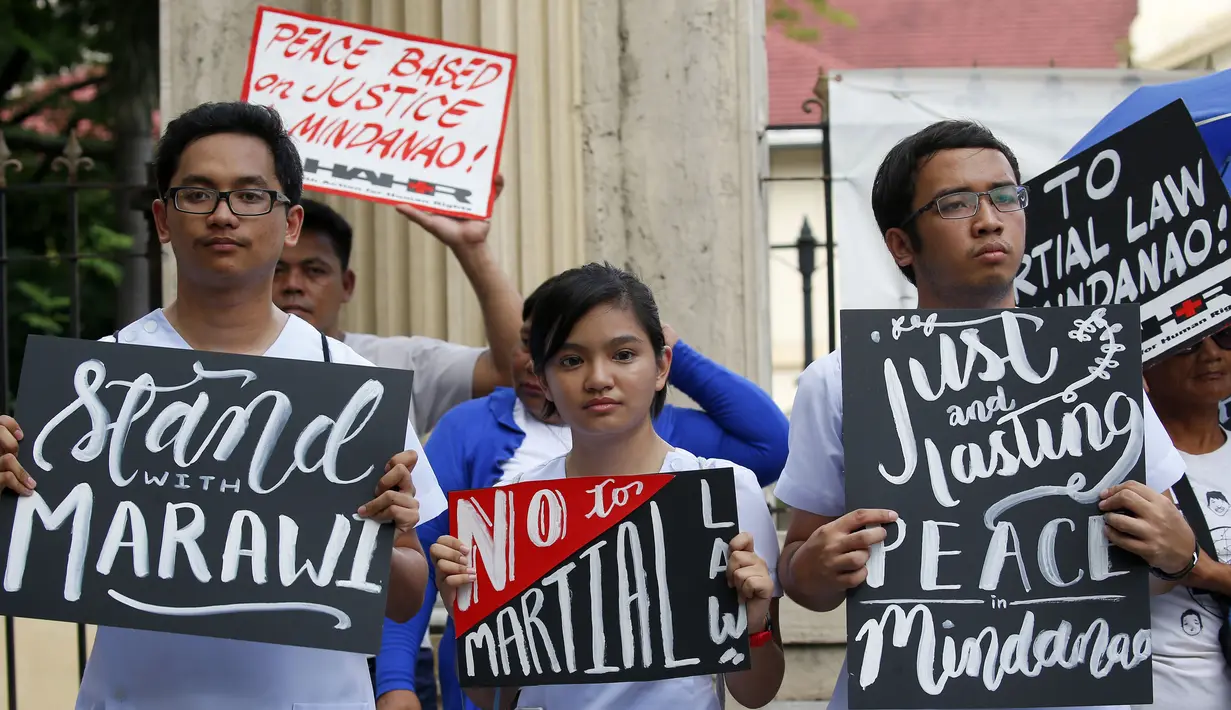 Sejumlah orang menggelar aksi protes terhadap  deklarasi Darurat Perang oleh Presiden Duterte di wilayah selatan Mindanao, Manila, Filipina, Kamis (8/6). deklarasi tersebut menurut mereka hanya akan menimbulkan pelanggaran HAM. (AP Photo / Bullit Marquez)