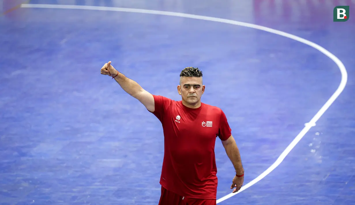 Pemain Red Rocket, Cristian Gonzales memberikan gestur jempol pada laga futsal Turnamen Olahraga Indonesia (TOSI) Season 3 melawan Golden Arrow yang berlangsung di Indomilk Arena, Tangerang, Sabtu (12/10/2024). (Bola.com/Bagaskara Lazuardi)