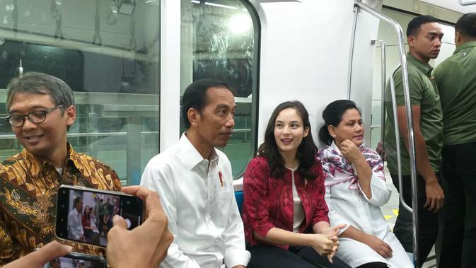 senyum manis chelsea islan saat jajal mrt bareng presiden jokowi
