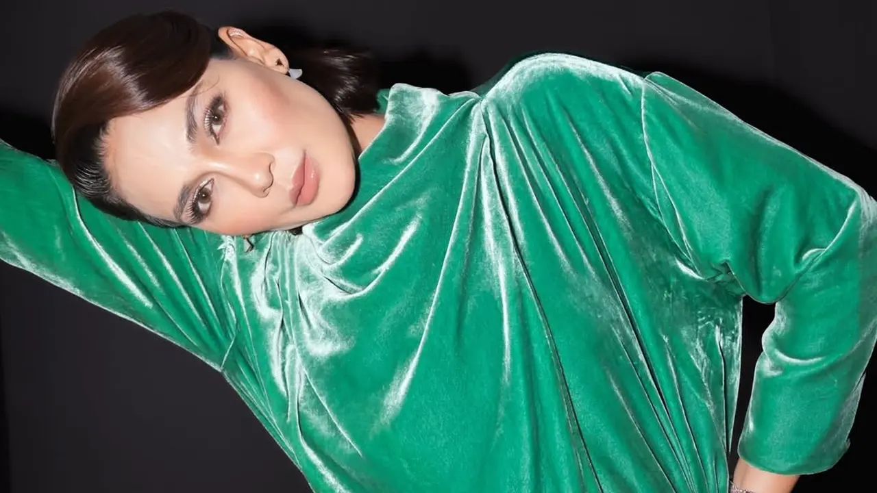 Luna Maya Tampil Playful dan Penuh Karisma di Gala Premiere Film Sukma di Malaysia