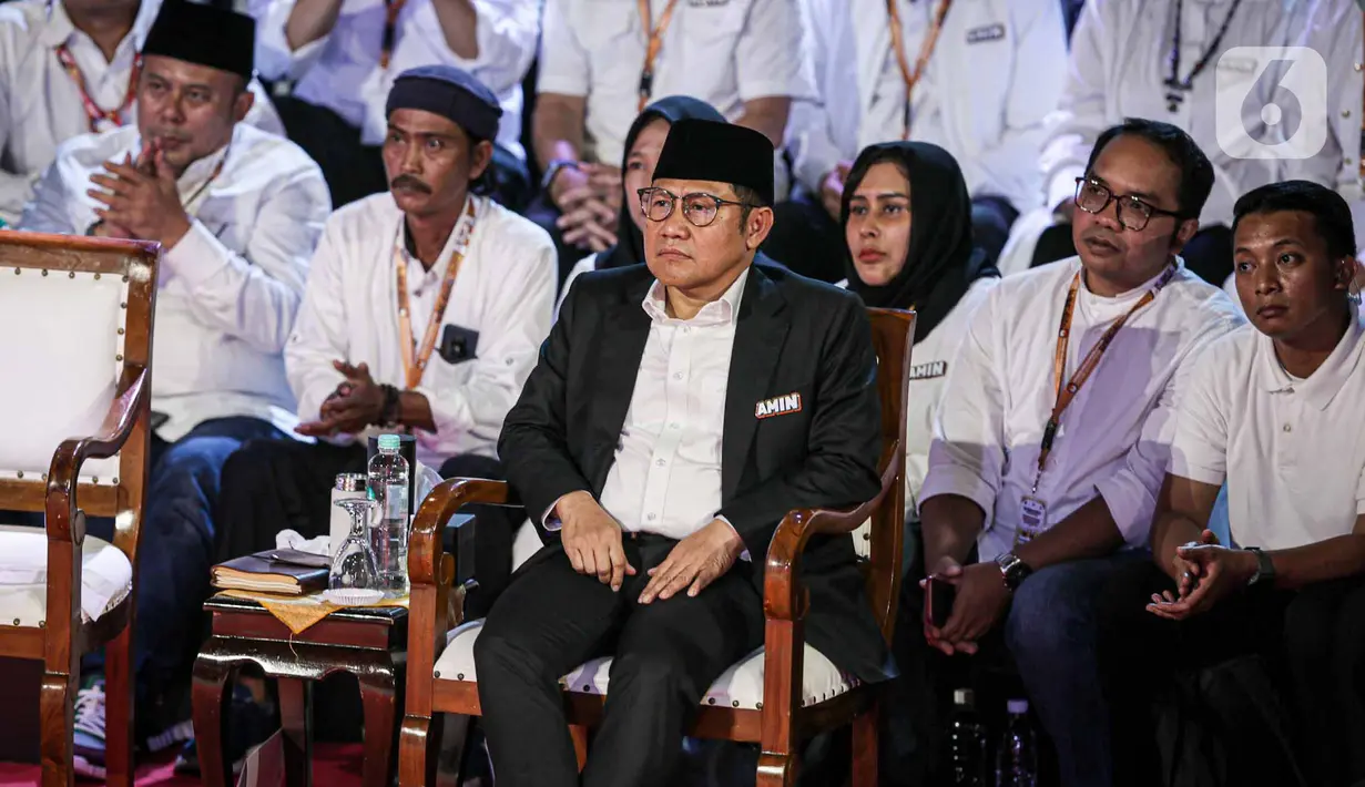 Calon Wakil Presiden nomor urut 1, Muhaimin Iskandar saat mengikuti paparan visi dan misi pada debat perdana Calon Presiden pada Pilpres 2024, Selasa (12/12/2023). (Liputan6.com/Faizal Fanani)