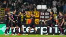 Pemain AS Roma Paulo Dybala (tengah) merayakan dengan rekan setimnya usai mencetak gol ke gawang HJK Helsinki pada pertandingan sepak bola Liga Europa di Stadion Olimpiade Roma, Italia, 15 September 2022. AS Roma menang dengan skor 3-0. (AP Photo/Alessandra Tarantino)