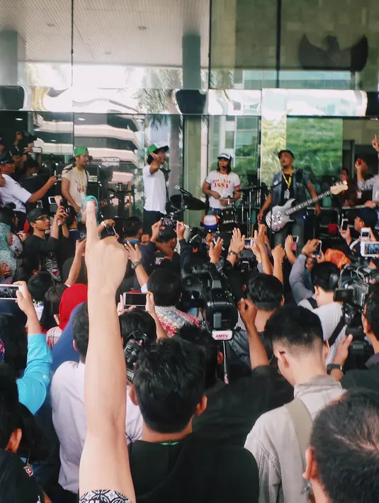 Lima buah lagu dibawakan Kaka (vokal), Bimbim (drum), Ivan (bass), dan Ridho (gitar) dipelataran gedung KPK. Berjudul Seperti Para Koruptor, Halal, Hey Bung, Punya Cinta, dan Ku Tak Bisa. (Dezmond Manullang/Bintang.com)