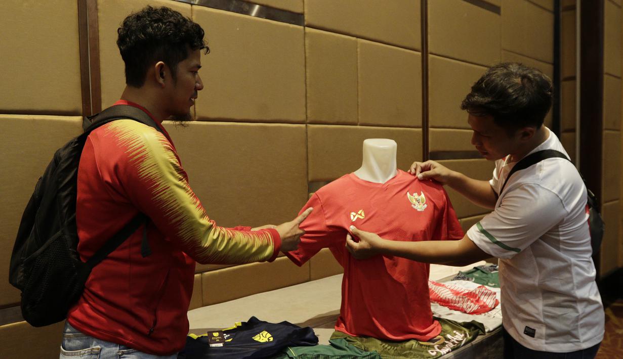 Suporter Indonesia melihat Jersey saat peluncuran Warrix Indonesia di Hotel Santika, Jakarta, Kamis, (6/2/2020). Apparel asal Thailand ini resmi masuk pasar Indonesia. (Bola.com/M Iqbal Ichsan)
