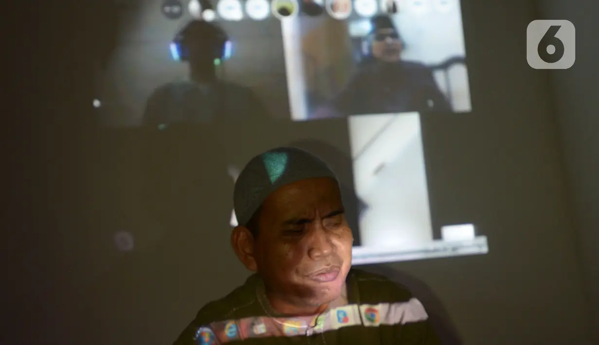 Seorang tunanetra membaca Al-Quran braille saat tadarus bersama secara online lewat aplikasi di Jakarta, Selasa (12/5/2020). Di tengah pandemi COVID-19 ini, sejumlah tunanetra melakukan tadarus bersama guna meningkatkan keimanan dan ketakwaan di bulan Ramadan 1441 Hijriah. (merdeka.com/Imam Buhori)