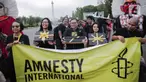 Aktivis yang tergabung dalam Amnesty Internasional Indonesia menggelar aksi di depan Istana Negara, Jakarta, Selasa (10/12/2019). Aksi tersebut digelar untuk memperingati Hari HAM Sedunia 2019. (Liputan6.com/Faizal Fanani)