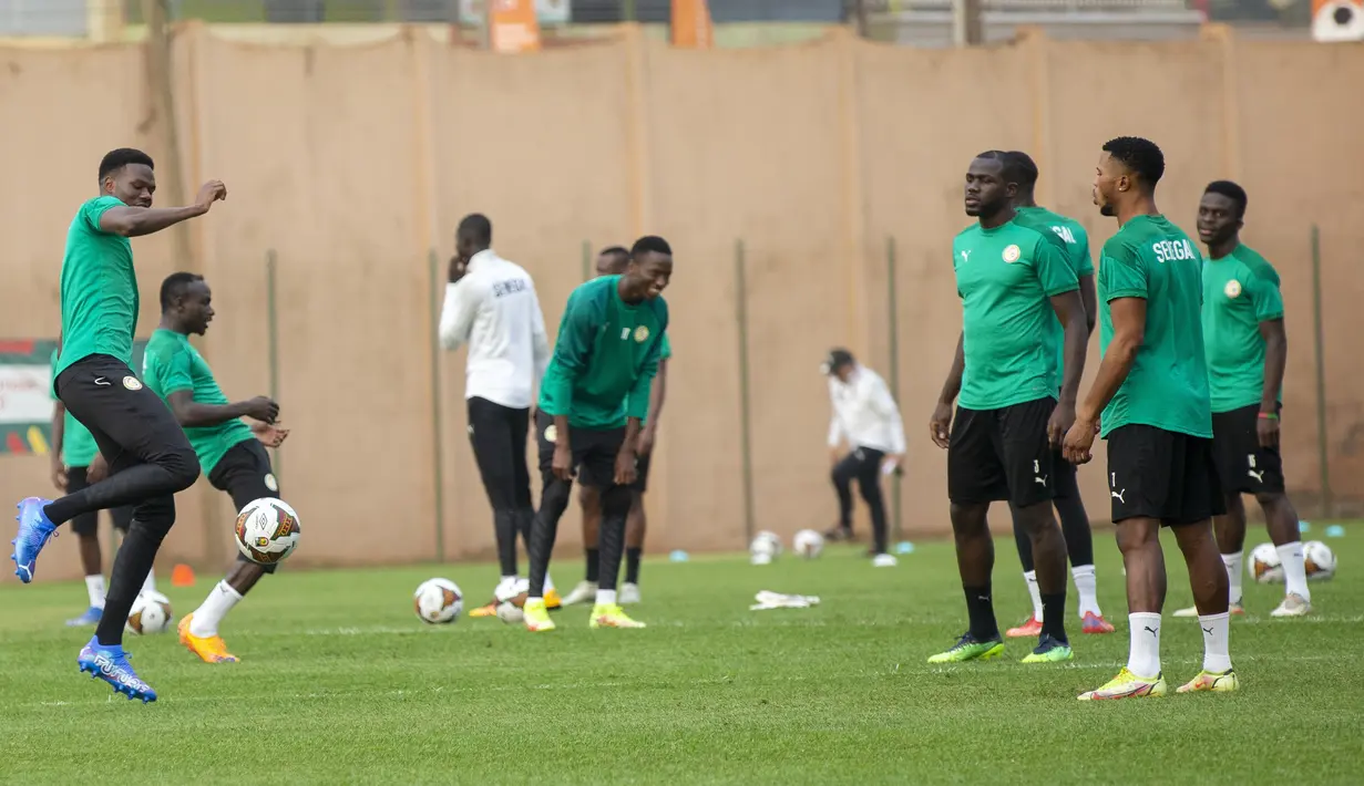 Para pemain Senegal melakukan pemanasan untuk sesi latihan menjelang pertandingan semifinal Piala Afrika 2021 di stadion Ahmadou Ahidjo di Yaounde, Kamerun, Selasa (1/2/2022). Senegal akan menghadapi Burkina Faso di babak semifinal Piala Afrika 2021, Kamis 3 Februari 2022. (AP Photo/Sunday Alamba)