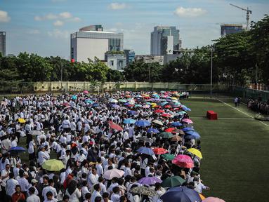Ratusan Kelompok Penyelenggara Pemungutan Suara (KPPS) se- Kecamatan Palmerah untuk Pemilu 2024 mengikuti acara pelantikan di Palmerah, Jakarta Barat, Kamis (25/1/2024). Komisi Pemilihan Umum (KPU) Jakarta Barat menyiapkan 50.183 Petugas KPPS untuk Pemilu 2024 yang akan digelar pada 14 Februari 2024. (Liputan6.com/Angga Yuniar)