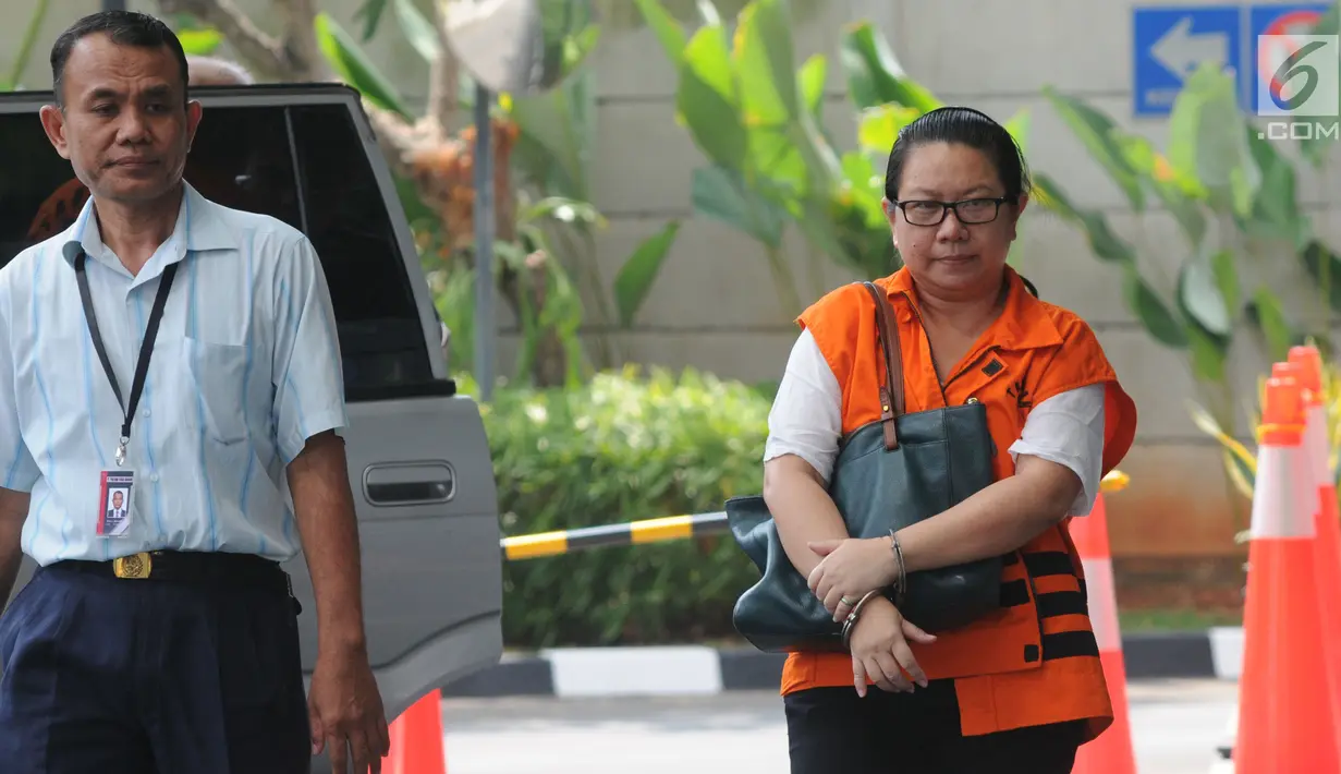 Direktur PT Wisata Bahagia, Liliana Hidayat (kanan) saat tiba di Gedung KPK, Jakarta, Senin (8/7/2019). Liliana Hidayat diduga melakukan penyuapan terkait penanganan perkara penyalahgunaan izin tinggal warga negara asing (WNA) di lingkungan Kantor Imigrasi Mataram. (merdeka.com/Dwi Narwoko)
