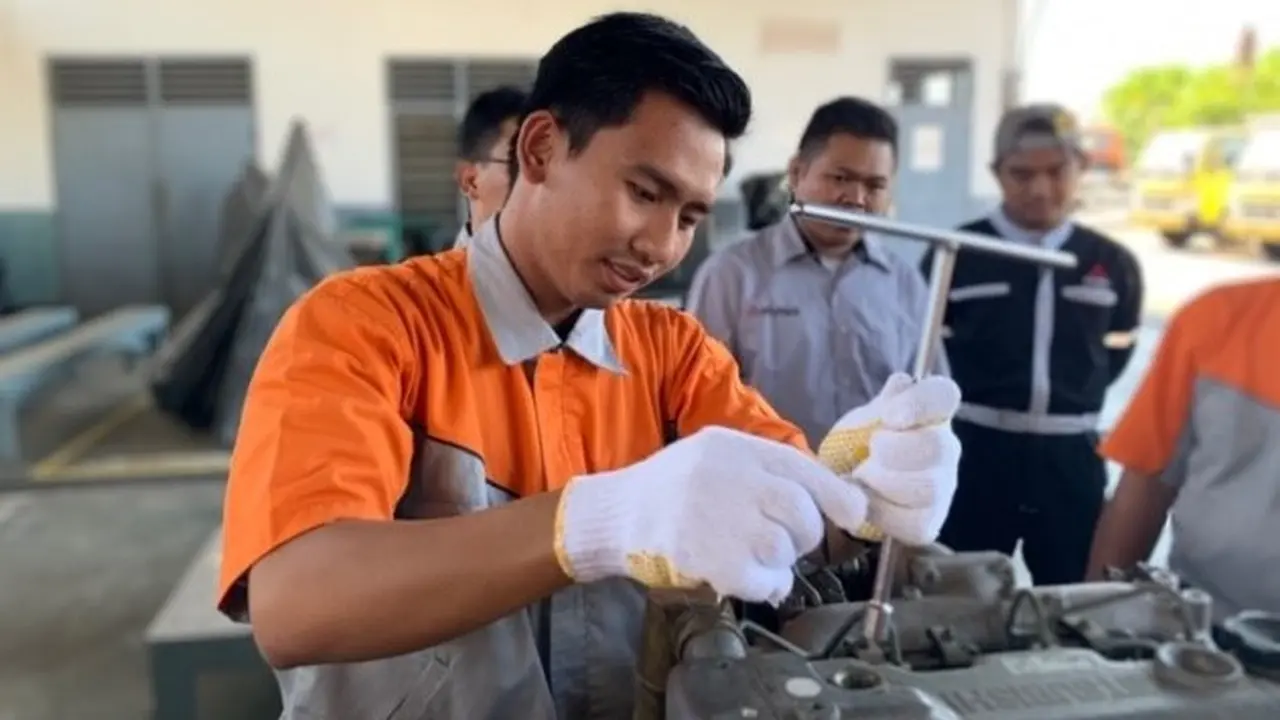 Pelatihan otomotif kepada 28 orang guru dari 14 SMK di Indonesia diberikan PT Krama Yudha Tiga Berlian Motors (KTB) selaku authorized distributor dari Mitsubishi Fuso Truck & Bus Corporation (MFTBC) mulai tanggal 30 September – 11 Oktober 2019