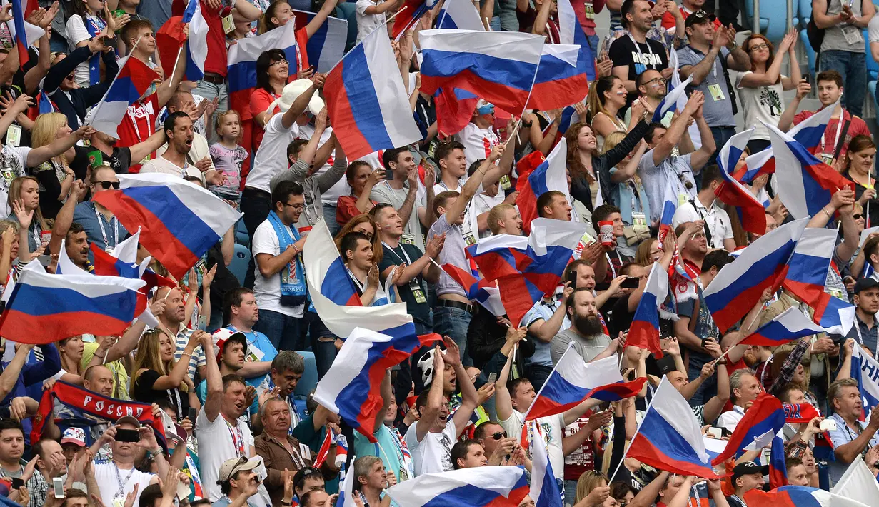 Dukungan suporter Rusia  saat timnya bertanding melawan Selandia Baru pada Piala Konfederasi 2017 grup A di Krestovsky Stadium, Saint-Petersburg, (17/6/2017). (AFP/Olga Maltseva)