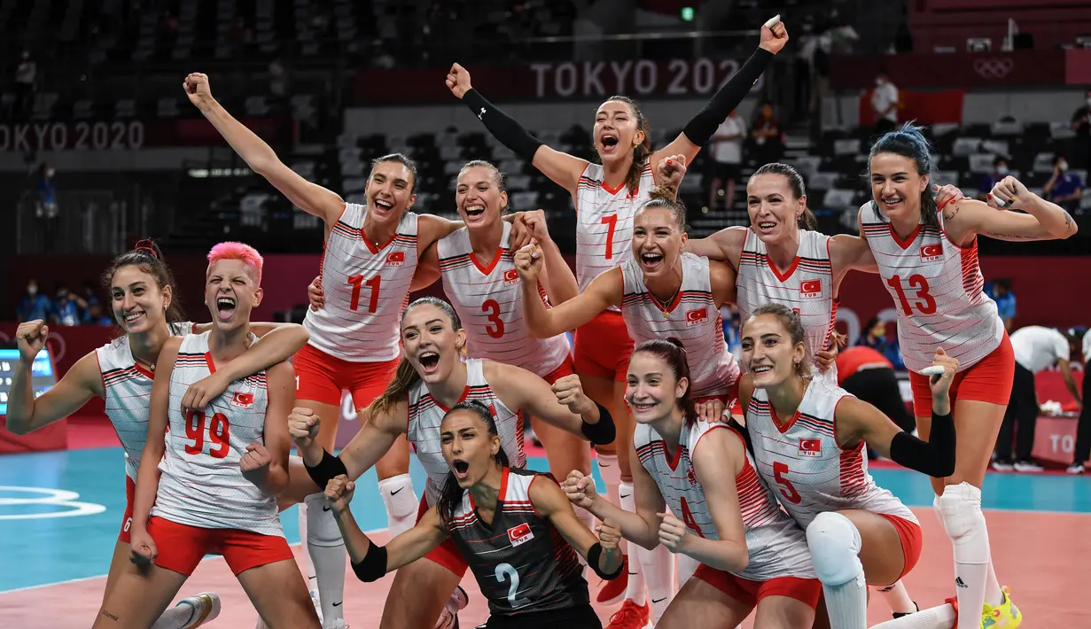 Atlet Voli Turki, Zehra Gunes (ketiga kiri bawah) berselebrasi dengan rekan-rekannya usai mengalahkan China dalam penyisihan grup B bola voli putri Olimpiade Tokyo 2020 di Tokyo, Jepang (25/7/2021). (AFP/Yuri Cortez)