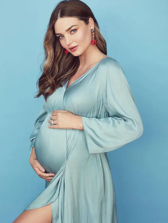 Anggunnya Miranda Kerr memakai gaun yang berwarna sama dengannya latar belakang. Sepuluh bulan setelah kelahiran anak kedua, ia mengumumkan kehamilan anak ketiga. (Liputan6.com/IG/@mirandakerr)