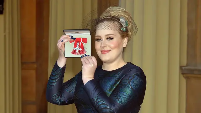 6 Gaya Elegan bak Bangsawan BLACKPINK saat Terima Gelar Kehormatan MBE dari Kerajaan Inggris