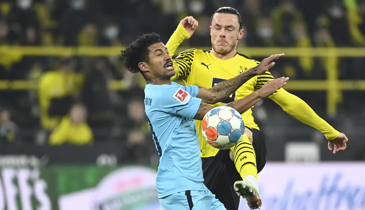 Gelandang Greuther Fuerth Jeremy Dudziak (kiri) berebut bola dengan bek Borussia Dortmund Nico Schulz pada laga pekan ke-16 Bundesliga di Signal Iduna Park, Kamis (16/12/2021) dini hari WIB. Borussia Dortmund mampu meraih kemenangan 3-0 atas Greuther Fuerth. (Ina Fassbender/AFP)