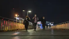 Orang-orang berjalan di jembatan layang di pusat Istanbul, Turki, Senin (26/4/2021). Presiden Turki Recep Tayyip Erdogan mengumumkan akan melaksanakan lockdown parsial akibat melonjaknya kasus COVID-19. (AP Photo/Emrah Gurel)