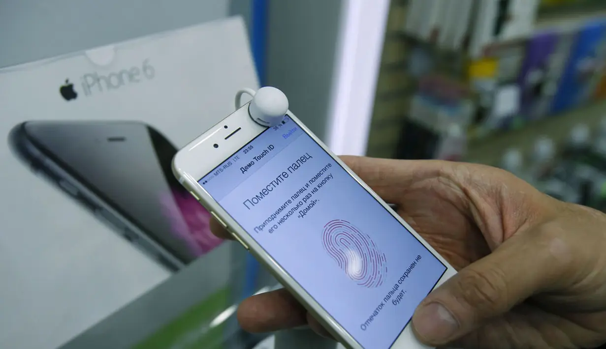 iPhone 6 mulai dipasarkan di Moskow dan sejumlah kota besar lain di Rusia pada Jumat, (26/9/2014). (REUTERS/Maxim Shemetov)