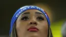 Seorang suporter wanita Kosta Rika menunggu ertandingan grup E Piala Dunia 2022 Qatar di Stadion Al Thumama di Doha, Qatar, Rabu 23 November 2022. Para suporter cantik Kosta Rika mencuri perhatian dan menambah semarak pertandingan dengan atribut yang dikenakannya. (AP Photo/Pavel Golovkin)