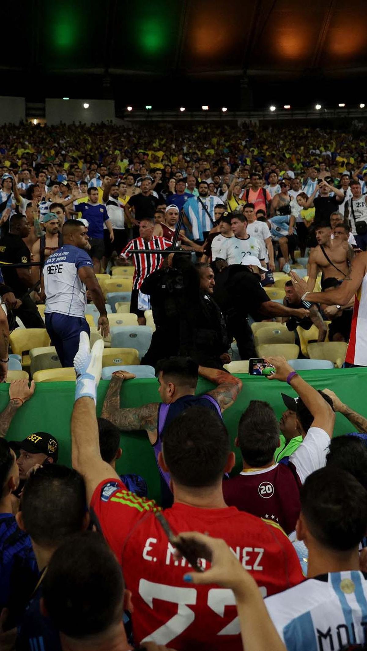 Tidak jelas apa yang memicu ketegangan. Para pemain Timnas Argentina pun langsung berinisiatif mendatangi lokasi kericuhan untuk menenangkan situasi.&nbsp;REUTERS / Ricardo Moraes