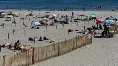 Orang-orang menikmati sore dengan area terpisah untuk mematuhi jaga jarak di pantai "Plage du Couchant" di La Grande-Motte, Prancis Selatan, Selasa (26/5/2020). Otoritas setempat membuat kotak-kotak yang dapat ditempati para pengunjung tetap bisa menjaga jarak fisik di pantai. (Pascal GUYOT/AFP)