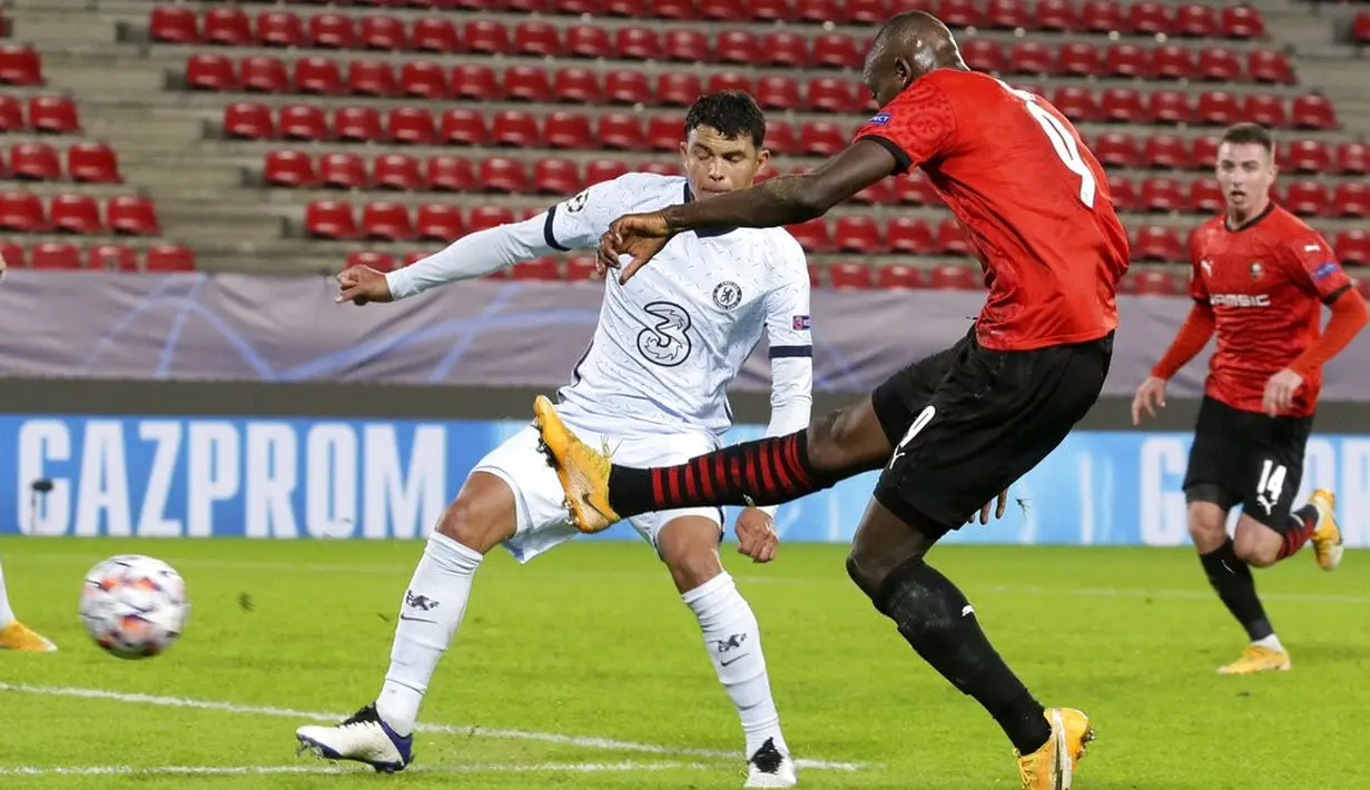 Pemain Rennes Serhou Guirassy (kanan) melakukan tembakan saat pemain Chelsea Thiago Silva mencoba menghentikannya pada pertandingan Grup E Liga Champions di Stadion Roazhon Park, Rennes, Prancis, Selasa (24/11/2020). Chelsea mengalahkan Rennes 2-1. (AP Photo/David Vincent)